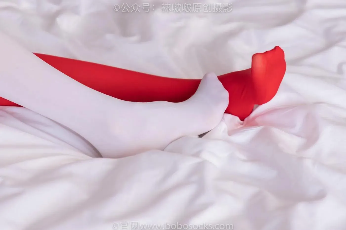 [BoBoSocks袜啵啵]NO.152 稚予-圣诞服、帆布鞋、厚白丝、厚红丝 [135P]插图3